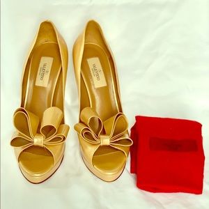 Valentino Garavani cream bow stiletto $425 OBO